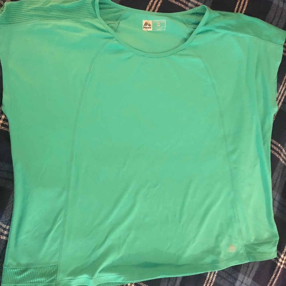 Beautiful green mesh trim activewear shirt